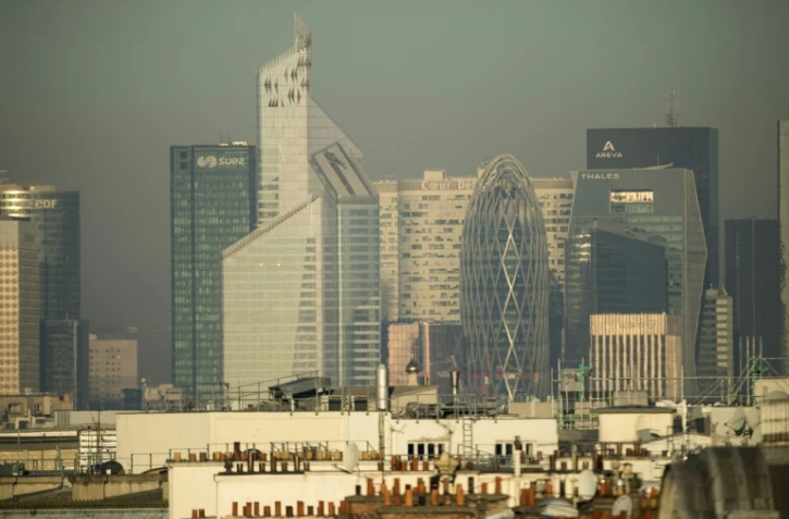 Une brume de pollution sur le quartier de la Défense, le 14 octobre 2017 à Paris