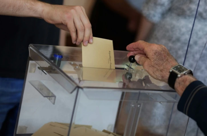 Un électeur vote lors des élections législatives françaises à Saint-Savin, dans le sud-ouest de la France, le 12 juin 2022