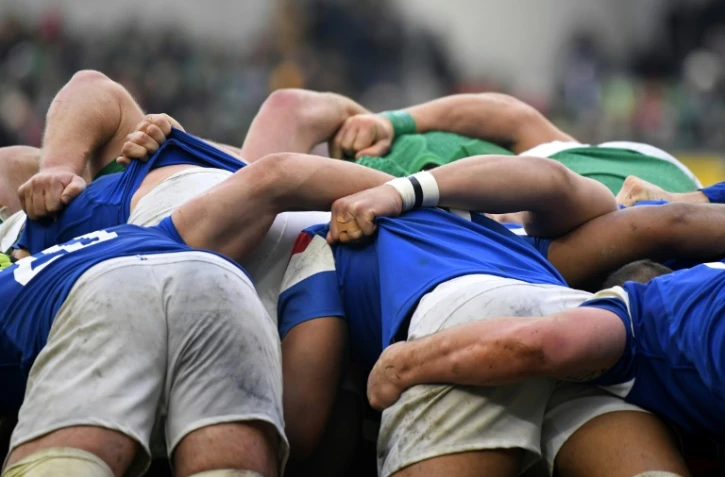Le XV de France dans la mêlée face à l'Irlande lors du Tournoi des six Nations, à Dublin, le 10 mars 2019