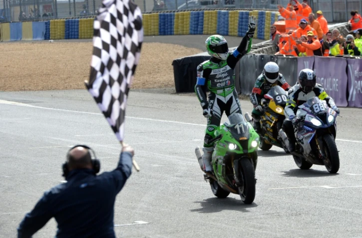 Le Français Grégory Leblanc, sur la Kawasaki N.11, franchit en vainqueur la ligne d'arrivée des 24 heures du Mans moto, le 10 avril 2016