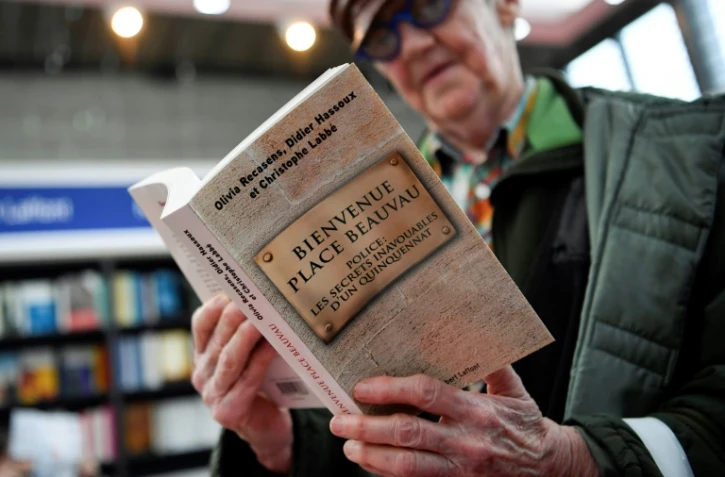 Le livre "Bienvenue place Beauvau, Police: les secrets inavouables d'un quinquennat" par Olivia Recasens, Didier Hassoux et Christophe Labbe, exposé lors du Salon du Livre à Paris, le 24 mars 2017