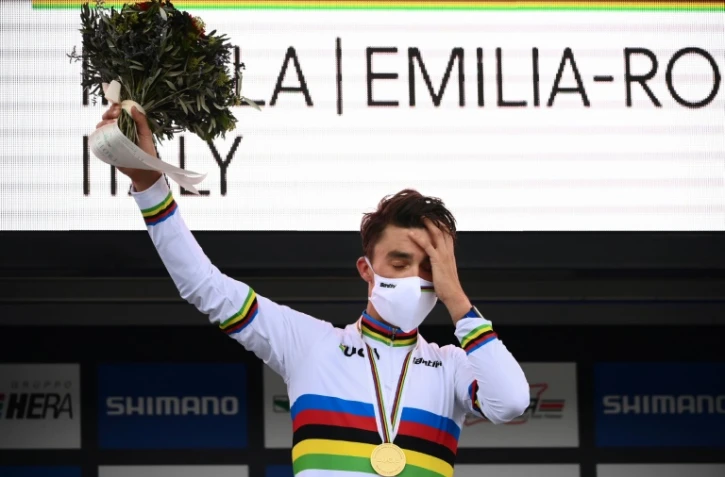 Grosse émotion pour Julian Alaphilippe champion du monde de cyclisme sur route, à Imola, le 27 septembre 2020