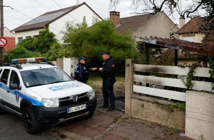 Des policiers municipaux devant le domicile endommagé du maire de l'Hay-les-Roses Vincent Jeanbrun, le 2 juillet 2023
