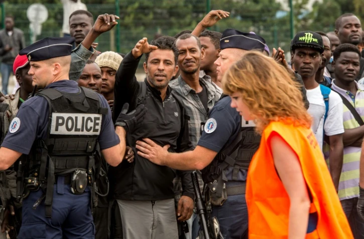 Des migrants de la "jungle" de Calais avant leur embarquement dans un centre d'accueil et d'orientation (CAO), le 13 septembre 2016