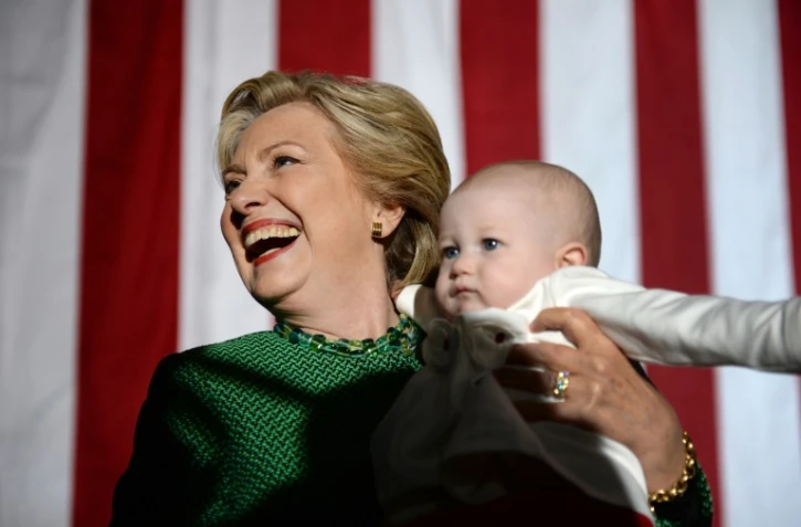 Hillary Clinton porte un bébé lors d'un meeting à l'Université de Caroline du Nord à Charlotte, le 23 octobre 2016