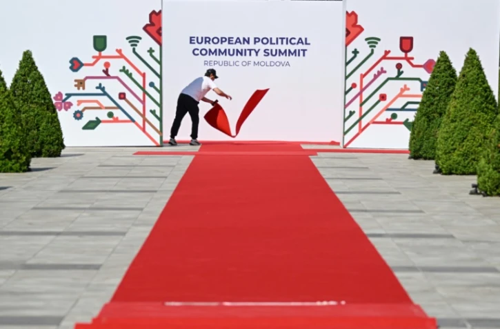 Un employé prépare le tapis rouge à l'entrée du "château Mimi" à la veille du sommet de la Communauté politique européenne (CPE) 
à Bulboaca, le 31 mai 2023 