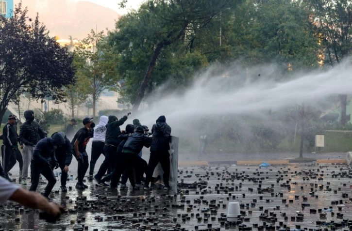 La police utilise des canons à eau pour disperser des protestataires lors d'une manifestation antigouvernementale à Tirana, le 17 octobre 2026 en Albanie