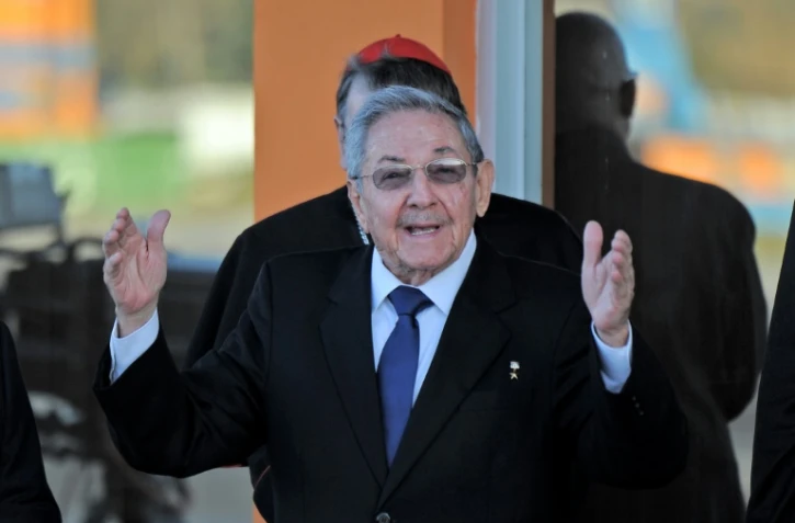 Le président cubain Raul Castro s'adresse à la presse à l'aéroport international Jose Marti de La Havane, le 12 février 2016
