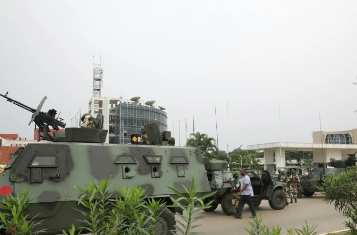 Des soldats gardent le bâtiment de la radio-télévision gabonaise à Libreville le 7 janvier 2019 après une tentative de putsch.
