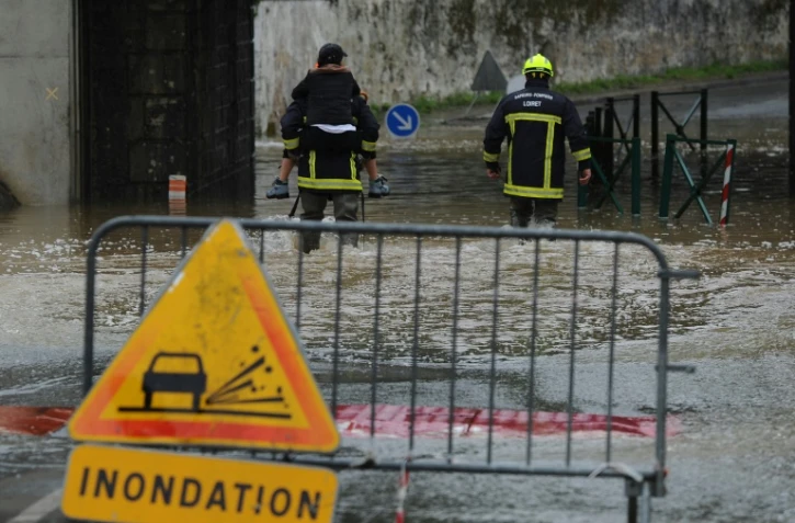 Deux pompiers intreviennent pour venir en aide à une personne à Meung-sur-Loire près d'Orléans (Loiret), le 31 mai 2016