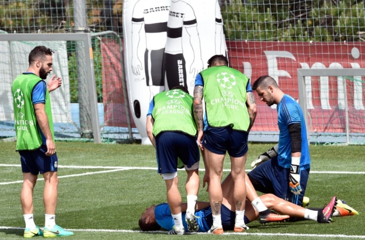 Cristiano Ronaldo, couché par terre après un choc lors de l'entraînement du Real Madrid du 24 mai 2016