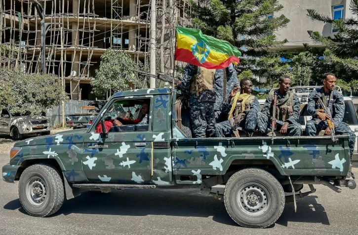 Des membres de la police fédérale éthiopienne (EFP) patrouillent dans Mekele, la capitale du Tigré, dans le nord de l'Ethiopie, le 9 octobre 2026