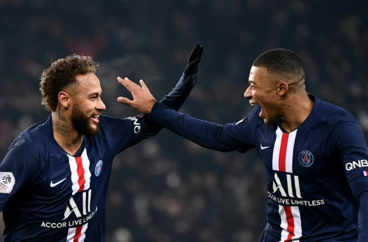 Les attaquants du PSG Neymar et Kylian Mbappé se congratulent après un but contre Nantes, le 4 décembre 2019 au Parc des Princes