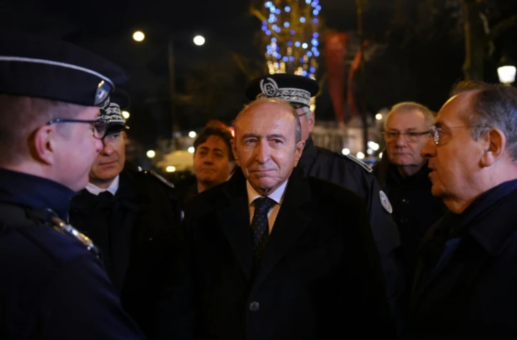 Le ministre de l'Intérieur Gérard Collomb rencontre des policiers et gendarmes patrouillant les Champs Elysées avant les célébrations du Nouvel An le 31 décembre 2017 à Paris