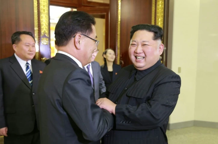 Photo fournie par l'agence nord-coréenne KCNA montrant le leader nord-coréen Kim Jong Un (g) serrant la main du conseiller du président sud-coréen Chung Eui-yong (c), le 5 mars 2018 à Pyongyang