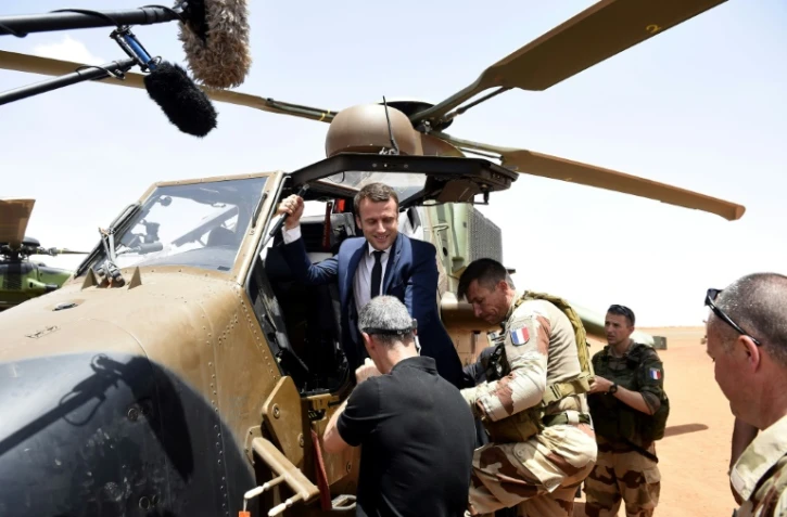 Le président français Emmanuel Macron (c) en visite auprès des forces de l'opération Barkhane, à Gao (Mali) le 19 mai 2017