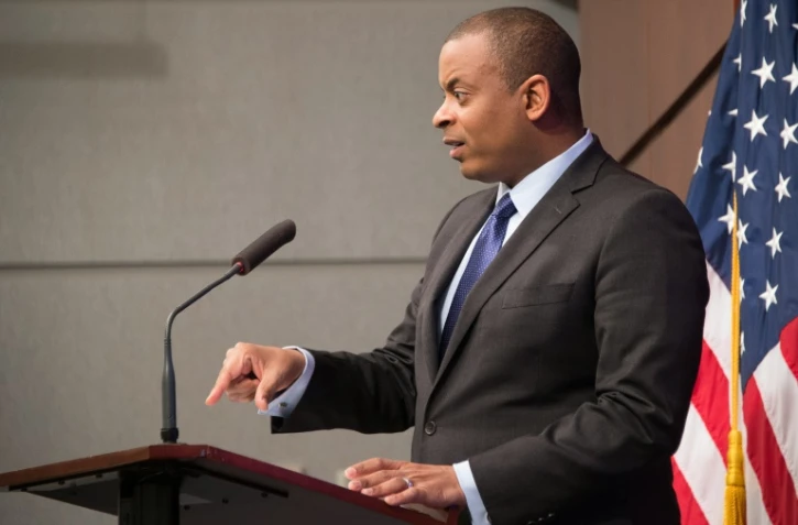 Le secrétaire américain aux Transports, Anthony Foxx, lors de l'annonce des actions prises contre l'équipementier automobile japonais Takata, le 3 novembre 2015 à Washington