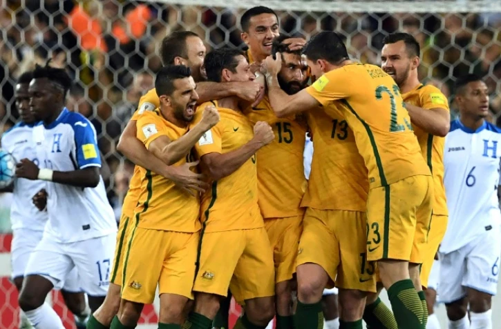 Le milieu de l'Australie Mile Jedinak (c) est congratulé par ses équipiers après son but face au Honduras en qualif pour le Mondial-2018, le 15 novembre 2017 à Sydney