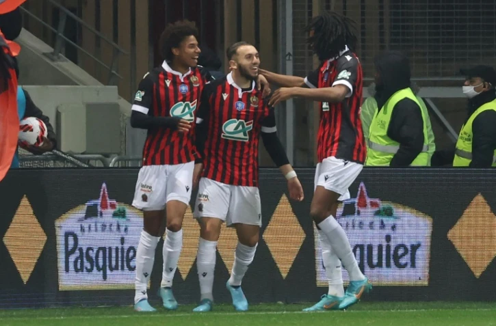 L'attaquant niçois Amine Gouiri (c) est félicité par ses coéquipiers, après avoir ouvert le score contre Versailles (N2), en demi-finale de la Coupe de France, le 1er mars 2022 à l'Allianz Riviera