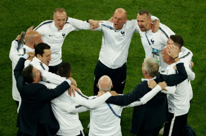 Le staff de l'équipe de France heureux après la victoire en demi-finale face aux Belges, à Saint-Pétersbourg, le 10 juillet 2018