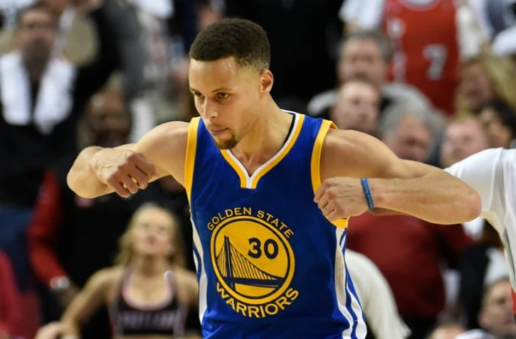 Stephen Curry célèbre un tir réussi lors des prolongations du match 4 des demi-finales de la conférence Ouest, le 9 mai 2016 à Portland