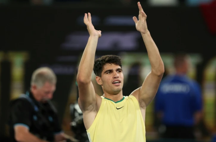 L'Espagnol Carlos Alcaraz célèbre sa victoire contre le Français Richard Gasquet au premier tour de l'Open d'Australie de tennis à Melbourne, le 16 janvier 2024