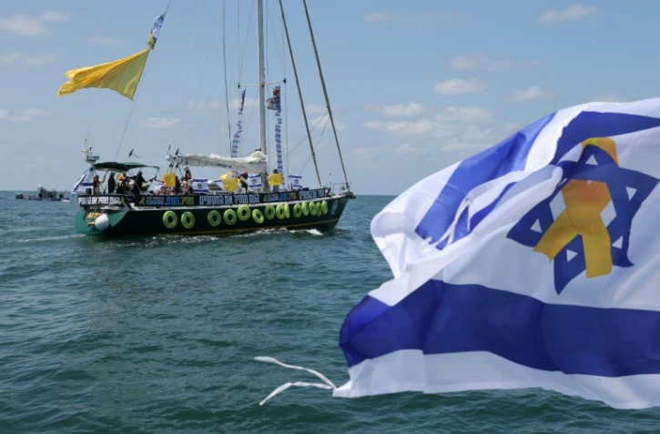 Plusieurs bateaux transportant des membres des familles d'otages israéliens quittent le port  israélien d'Ashkelon, à la frontière nord de la bande de Gaza, le 7 août 2025