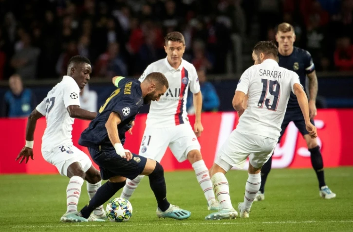 L'attaquant du Real Madrid Karim Benzema marqué par Idrissa Gueye du PSG dans le groupe A de C1 au Parc des Princes, le 18 septembre 2019