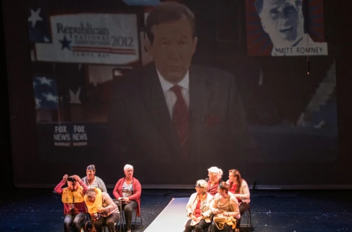 D'anciennes employées de l'usine Samsonite d'Hénin-Beaumont jouent au théâtre "On n'est pas que des valises" à Avion (nord) le 27 septembre 2016