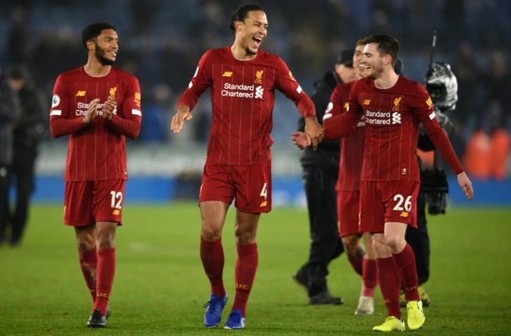 Les joueurs de Liverpool Joe Gomez (g), Virgil van Dijk (c) et Andrew Robertson heureux après leur victoire 4-0 à Leicester, le 26 décembre 2019