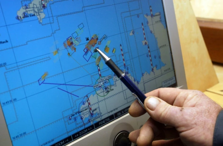 Le patron-pêcheur Yvon Caroff indique le 19 décembre 2006 sur une carte marine l'endroit où il a repêché un fémur appartenant au docteur Yves Godard