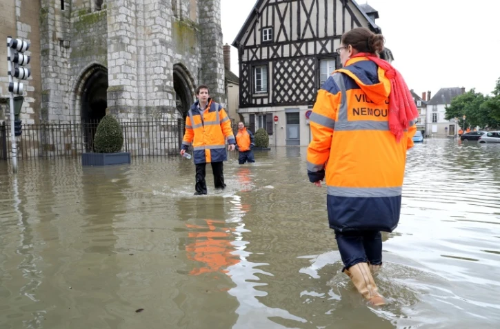 Des employés municipaux dans une rue inondée le 1er juin 2016 à Nemours
