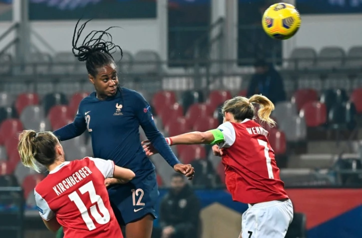 La Française Marie-Antoinette Katoto (g) marque de la tête contre l'Autriche en qualifications pour l'Euro-2022, le 27 novembre 2020 à Guingamp 