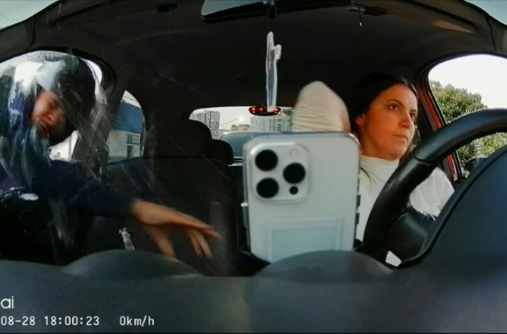 Extrait d'une vidéo prise par une caméra de vidéosurveillance fixée à l'intérieur d'un véhicule montrant un homme fracassant la vitre passager pour s'emparer du téléphone de la conductrice, le 28 août 2026 à Sao Paulo, au Brésil 