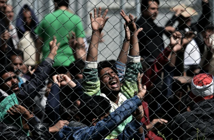 Des migrants pakistanais et afghan protestent dans le centre de détention de Mytilène, sur l'île grecque de Lesbos, le 5 avril 2016