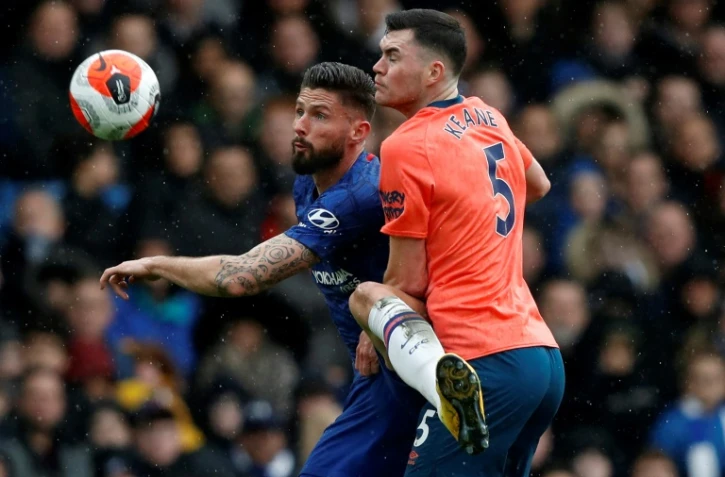 L'attaquant français de Chelsea, Olivier Giroud (g), aux prises avec le défenseur d'Everton, Michael Keane, lors du match de Premier League à Londres, le 8 mars 2020