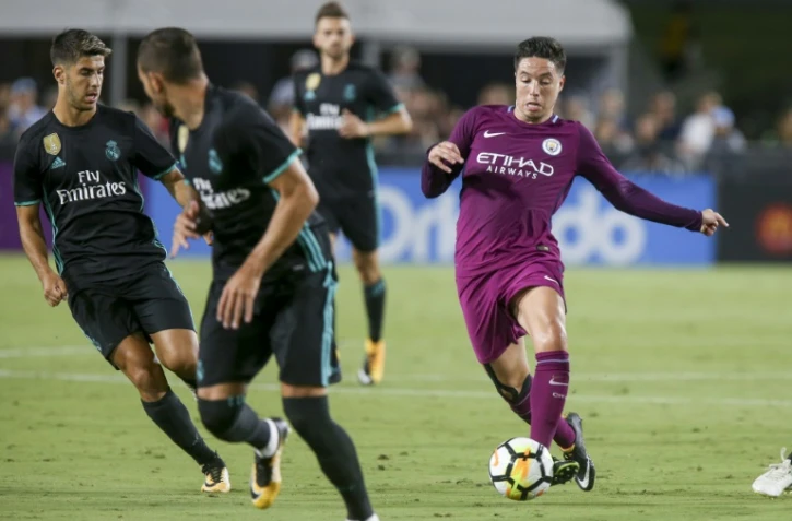 Le milieu français de Manchester City Samir Nasri (d) contrôle le ballon face au Real Madrid lors de la Coupe des champions, le 26 juillet 2017 à Los Angeles