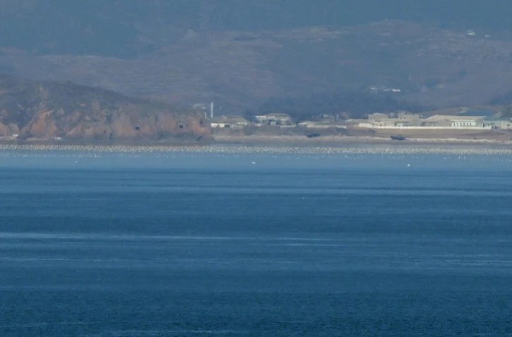 Vue générale de la côte nord-coréenne avec des casemates d'artillerie depuis l'île sud-coréenne de Yeonpyeong, le 6 janvier 2024