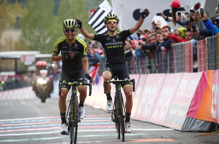 Esteban Chaves vainqueur de la 6e étape du Tour d'Italie devant son équipier Simon Yates (bras levés) à l'Etna, le 10 mai 2018
