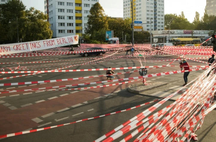 Des militants écologistes bloquent le trafic automobile sur le pont Jannowitz à Berlin le 20 septembre 2019