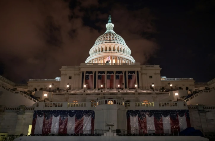 Drapeaux et pupitre sont en place au Capitole pour la cérémonie d'investiture de Joe Biden mercredi