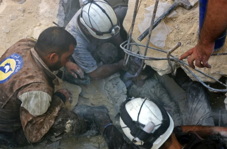 Jameel Mustafa Habboush, reçoit des  soins des Casques Blancs qui tentent de l'extraire des ruines après des bombardements aériens sur le  quartier Fardous contrôlé par les rebelles dans la ville d'Alep, le 11 octobre 2016