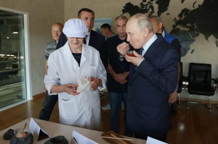 Photo de l'agence russe Sputnik montrant le président russe Vladimir Poutine goûtant du caviar lors d'une visite à l'usine de transformation du poisson Yasny, à Itouroup, dans l'archipel des îles Kouriles, disputé avec le Japon, le 13 août 2026