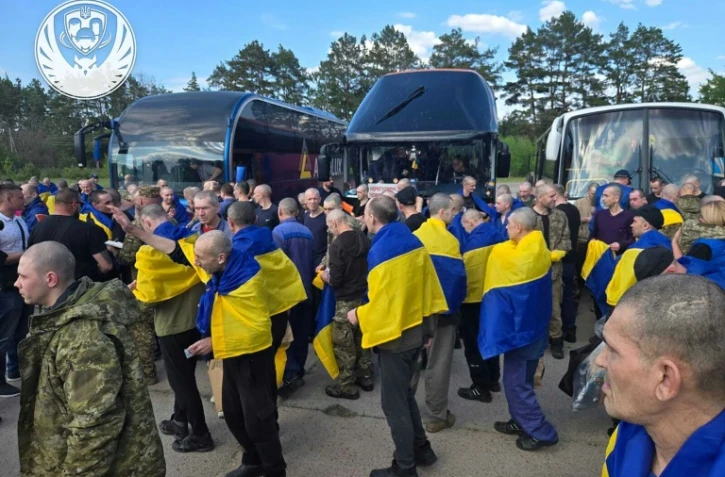 Photo prise et publiée par le Siège de coordination pour le traitement des prisonniers de guerre, le 23 mai 2025, montrant des prisonniers de guerre ukrainiens après leur échange contre des prisonniers russes