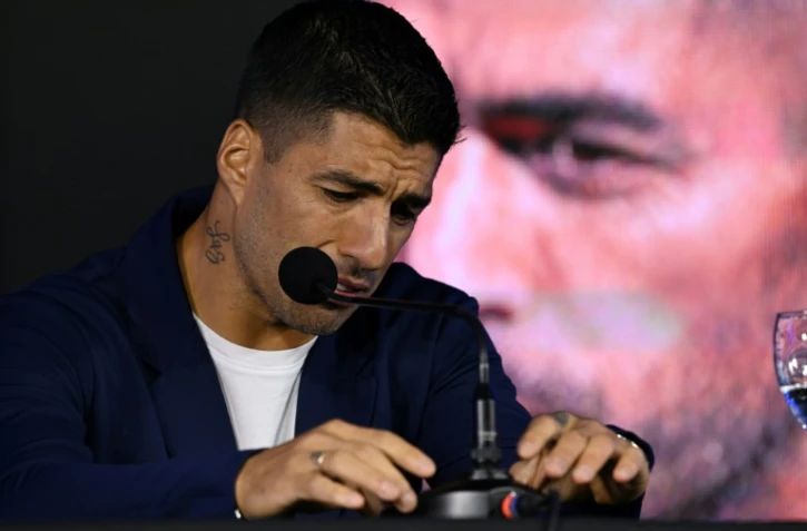 Le footballeur Luis Suarez pleure en annonçant son départ lors d'une conférence de presse au Centenario Stadium de Montevideo, le 2 septembre 2024 
