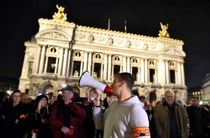Un officier de police s'adresse à ses collègues réunis devant l'opéra Garnier à Paris, le 24 octobre 2016
