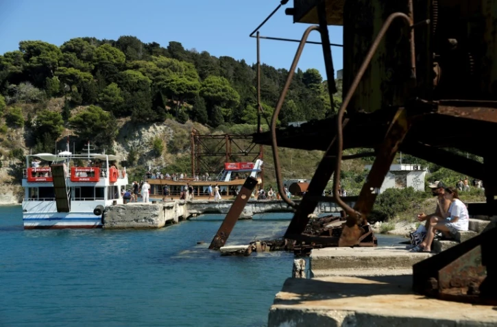 Des touristes débarquent sur l'île de Sazan, en Albanie, le 30 juillet 2024