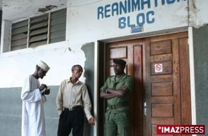 Mercredi 1er juillet 2009 -

Le frère de Bahia Bakari (au centre de la photo) vient rendre visite à sa s?ur à l'hôpital El-Maarouf de Moroni