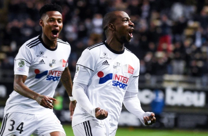 Le milieu offensif d'Amiens Gael Kakuta (d) exulte après avoir ouvert la marque dès la 3e minute contre Dijon, le 28 novembre 2017, à Amiens