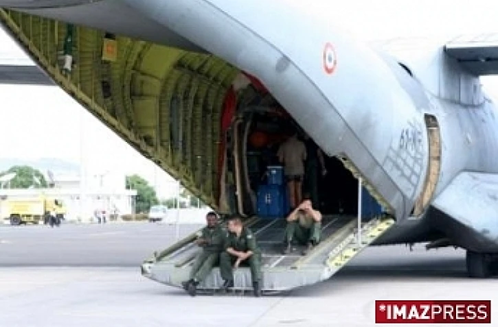 Mercredi 1er juillet 2009 -

Le transall de l'armée de l'air française débarque le matériel de secours sur la piste de l'aéroport de Moroni